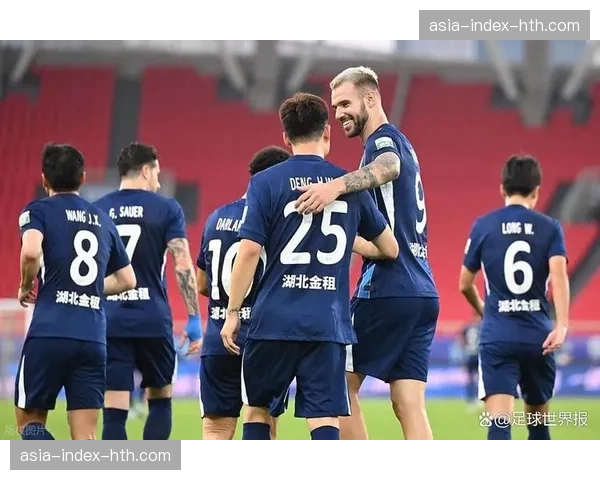 武汉三镇后卫专访：“我们本赛季的目标是先扎紧篱笆，减少失球。”